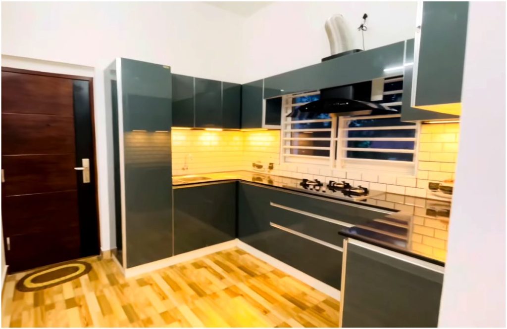 1400 Sqft Contemporary Home Built In 4 Cent